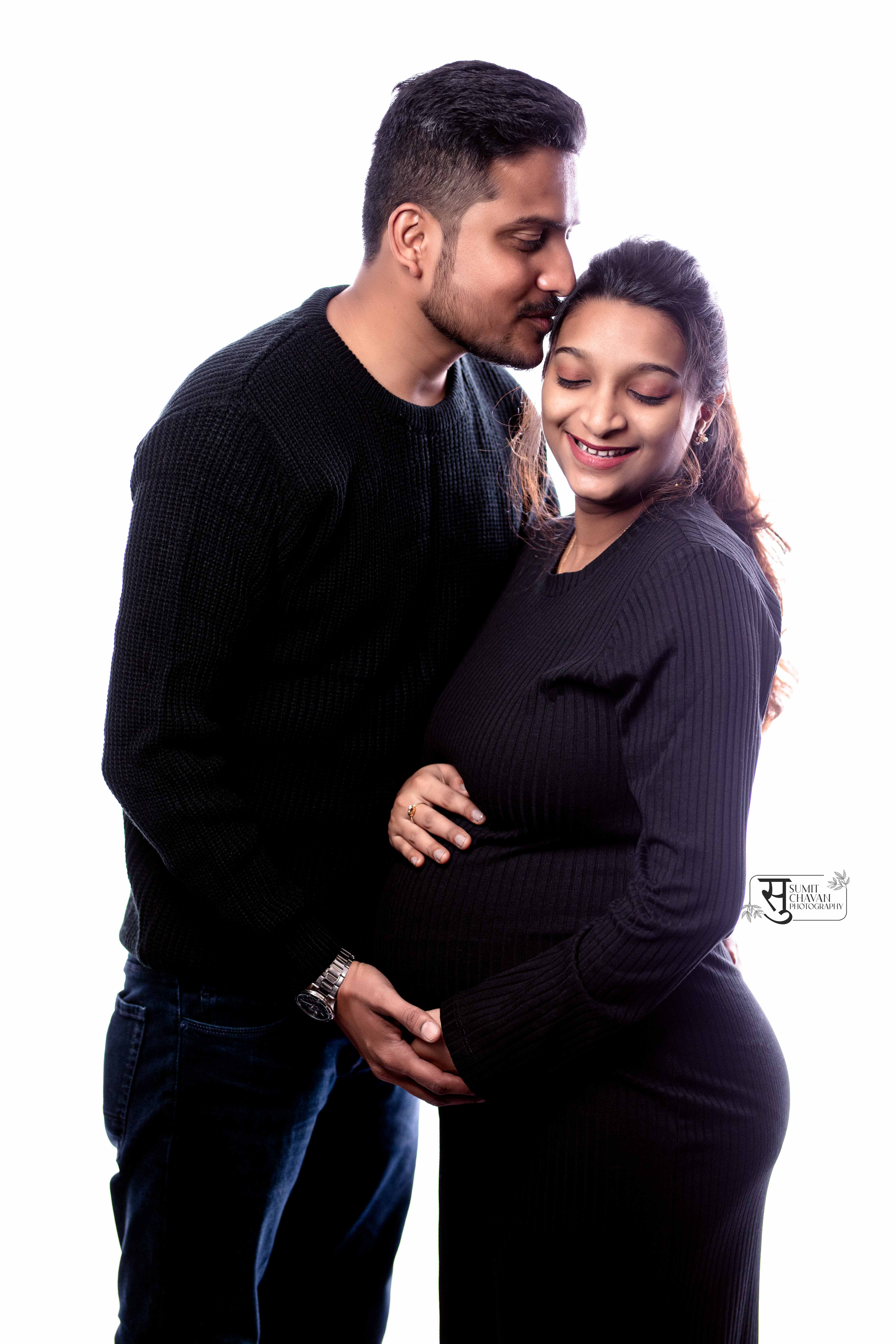 Glowing maternity collection - elegant pregnancy photography in Satara