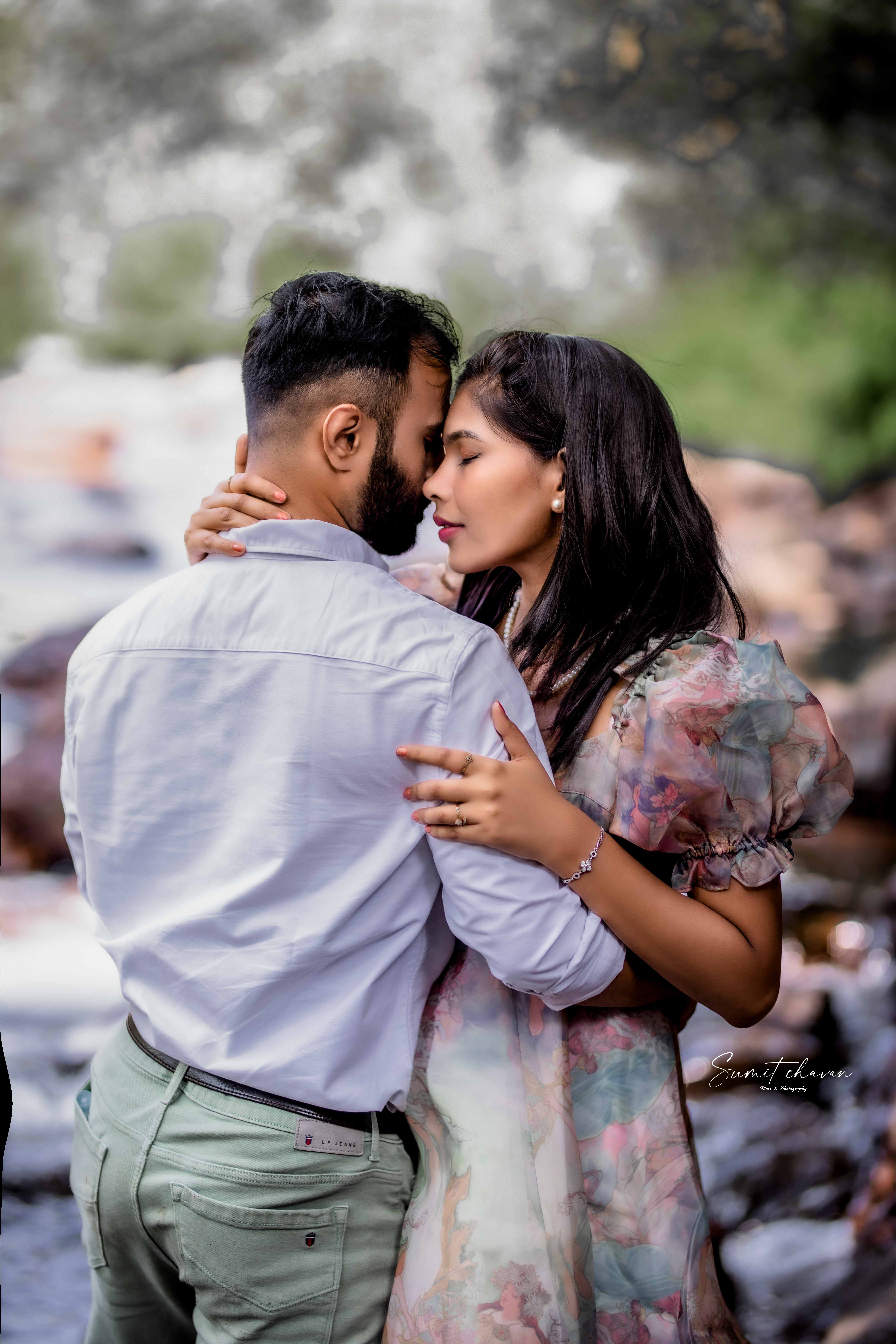 Akshay Neha pre-wedding shoot Satara - beautiful couple photography