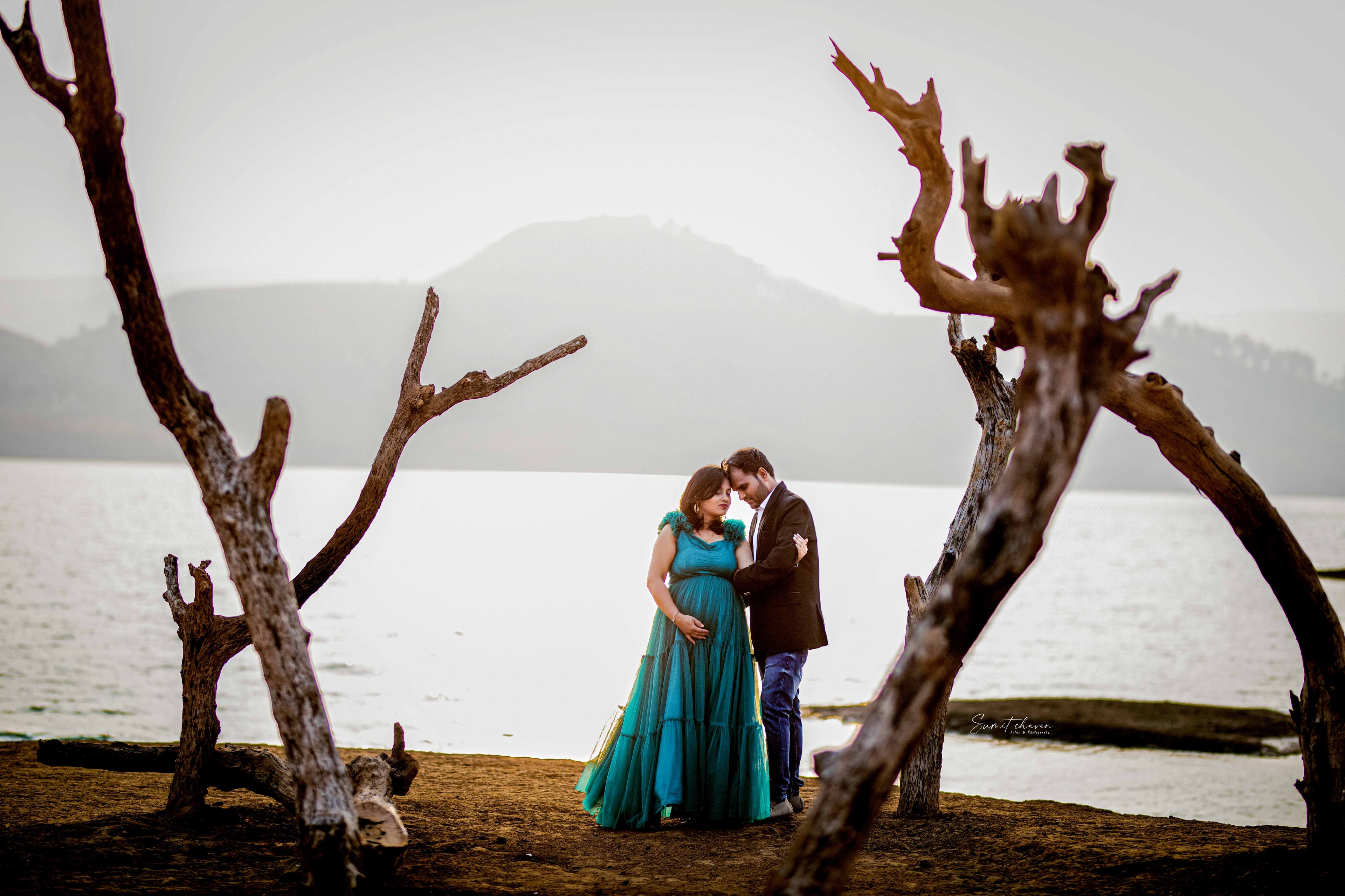 Maternity photography in Satara by Sumit Chavan - Beautiful outdoor shoot